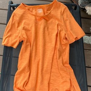 Chicos Ultimate tee- button detail on the back like new size 2= large